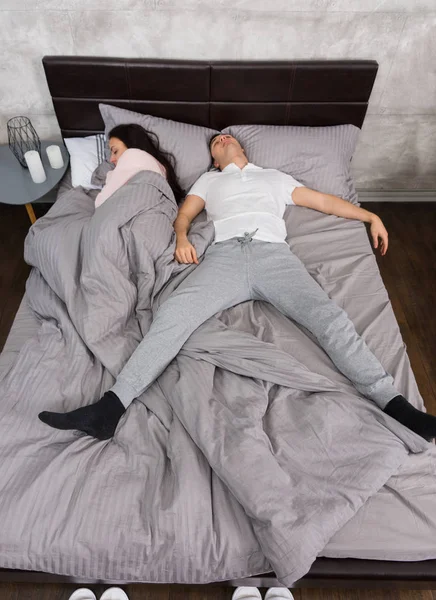 depositphotos un couple dans un lit GGOD